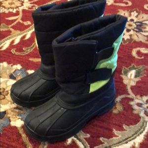 Youth snow boots